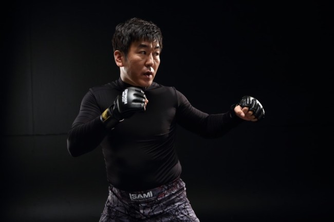 윤제문(연극배우/영화배우)
먹여 살릴 처자식도, 자꾸 엇나가는 딸아이도, 생계와 뒤바꾼 상사의 모욕도, 잊어버린 청년의 꿈도 사각의 링 위에 있었다.