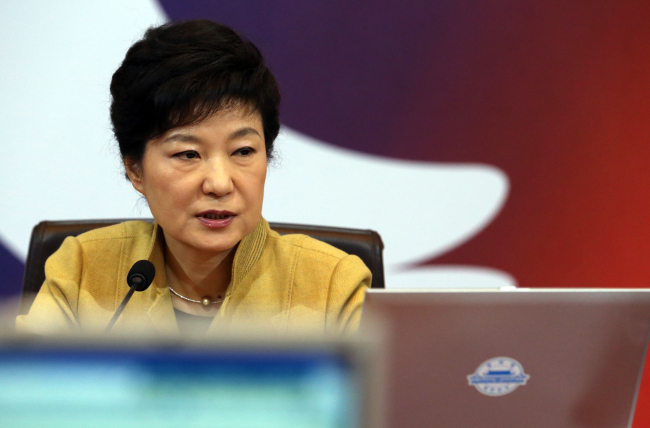 박근혜(대통령)
The Seoul government will propose talks with Pyongyang “at an appropriate time” to resume reunions of separated families in a two-track approach to defrosting tension on the Korean Peninsula, the Unification Ministry said Wednesday.