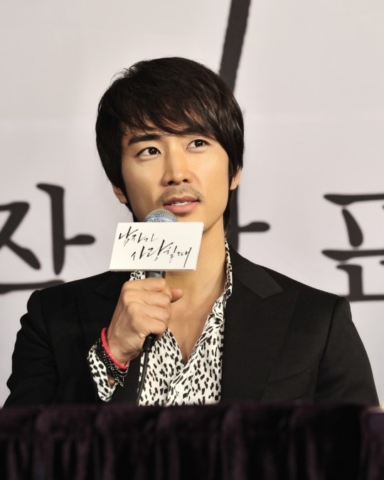 송승헌(탤런트/영화배우)
송승헌은 27일 서울 여의도에서 열린 MBC 새 수목드라마 ‘남자가 사랑할 때’ 제작발표회에서 결혼 계획을 묻는 질문에 “현재 전혀 계획이 없다. 결혼에 대한 환상이 있는 것은 아니다”라고 밝혔다.
