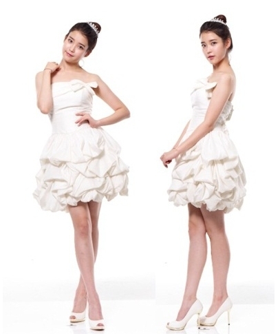 아이유(이지은/가수)
최근 오픈마켓 11번가가 공개한 사진 속에서 아이유는 순백의 미니 웨딩드레스와 화이트 구두를 매치해 발랄하면서도 순수한 신부의 모습을 뽐내고 있다.