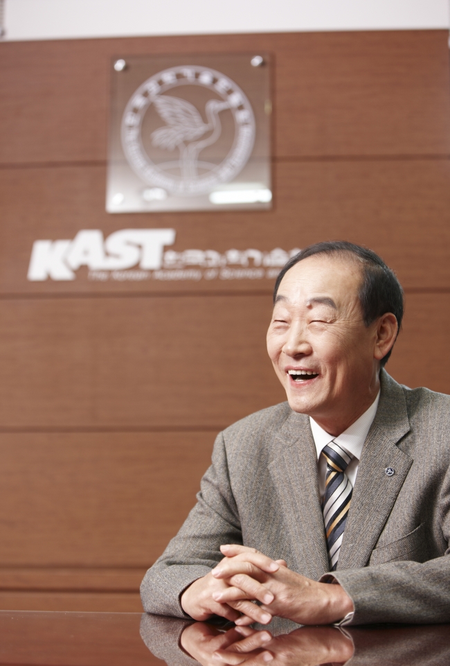 박성현(교수/연구인/한국과학기술한림원)
박성현(68ㆍ사진) 신임 한국과학기술한림원장은 박근혜 정부, 그 중에서도 주요 정책인 ‘창조경제’ 실현을 뒷받침할 미래창조과학부의 성공을 희망했다.