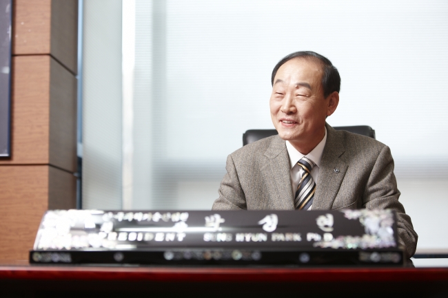 박성현(교수/연구인/한국과학기술한림원)
박성현(68ㆍ사진) 신임 한국과학기술한림원장은 박근혜 정부, 그 중에서도 주요 정책인 ‘창조경제’ 실현을 뒷받침할 미래창조과학부의 성공을 희망했다.
