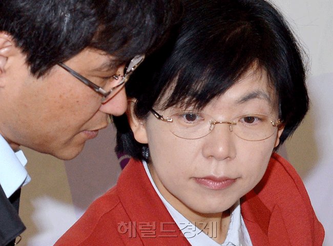 이정희(정당인/전국회의원)
한양대학교 학생들의 반대로 초청강연이 무산됐던 통합진보당 이정희 대표가 전북대학교 강연에서도 학생들의 반대에 부딪쳤다.