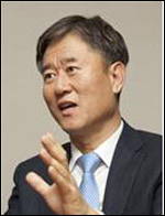 홍준석(사회기관/대한LPG협회)
대기업인 LPG업계가 중소기업이자 고객인 택시업계와의 상생에 나섰다. 택시업계 종사자의 대학생 자녀에게 장학금을 지원하기로 한 것이다. 이는 박근혜 정부 주요 정책인 ‘창조경제’의 핵심 원리인 상생에 동참하기 위한 것으로 풀이된다.