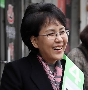 김지선(정당인)
서울 노원병 재보선에 출마를 선언한 김지선 진보정의당 예비후보가 안철수 예비후보를 포함한 야권연대 가능성과 관련 “야권연대를 바라는 국민들도 많다. 그래서 (가능성이) 열려는 있다”는 입장을 밝혔다. 향후 선거에서 야권연대 논의가 중대 변수로 작용할 가능성이 높아진 것이다. 특히 야권 분열로 인한 표의 분산과 조직열세에 직면한 안 후보 측에는 상당히 유리할 것으로 보인다.