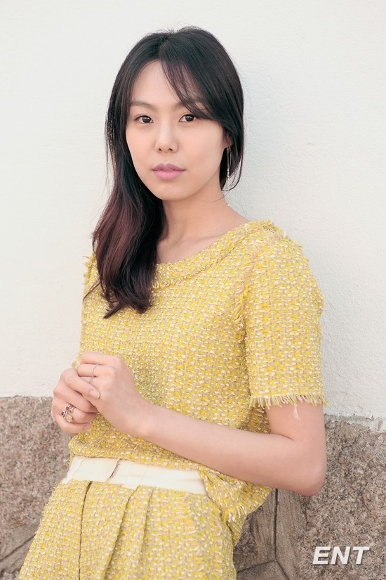김민희(탤런트/영화배우)
전형적인 미인형은 아니다. 그러나 누구와도 비교할 수 없는 개성과 신비스러운 분위기를 풍기고 있다. 말수는 적지만 타인을 통찰하는 능력은 타고난 것만 같다. 바로 배우 김민희의 이야기다.