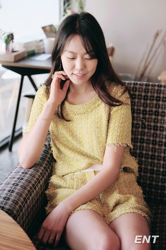 김민희(탤런트/영화배우)
전형적인 미인형은 아니다. 그러나 누구와도 비교할 수 없는 개성과 신비스러운 분위기를 풍기고 있다. 말수는 적지만 타인을 통찰하는 능력은 타고난 것만 같다. 바로 배우 김민희의 이야기다.