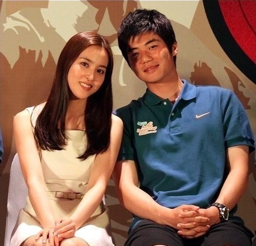 한혜진(좌측부터/탤런트/영화배우),기성용(축구선수/스완지시티AFC)
배우 한혜진(32)과 축구선수 기성용(24)이 2개월째 교제 사실을 공식 확인한 데 이어 28일엔 오는 6월 말 결혼설까지 유력하게 흘러나오고 있다. 28일 오전 한 매체는 둘의 측근을 인용해 “기성용과 한혜진이 6월말 결혼할 예정이다. 최근 양가 가족들이 만나 상견례를 가졌다. 이 자리에서 공식적으로 양가 부모들의 승낙을 받았다”고 전했다.