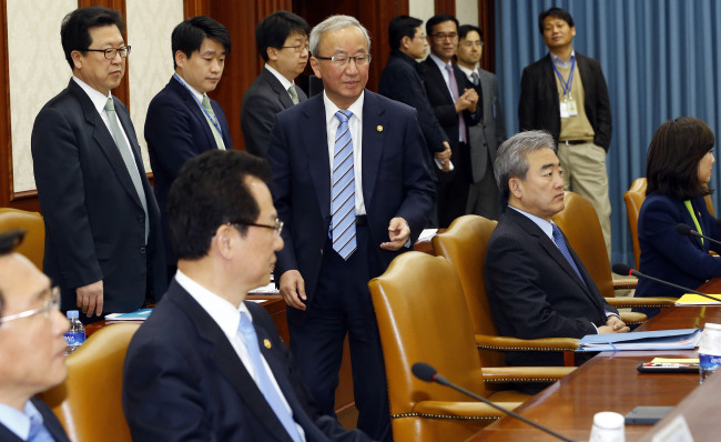 <YONHAP PHOTO-1842> 경제장관간담회 참석한 현오석 장관 (서울=연합뉴스) 이상학 기자 = 현오석 경제부총리 겸 기획재정부 장관이 25일 세종로 정부청사에서 열린 경제장관간담회에 참석, 회의장으로 들어서고 있다.2013.3.25 leesh@yna.co.kr/2013-03-25 15:29:04/ <저작권자 ⓒ 1980-2013 ㈜연합뉴스. 무단 전재 재배포 금지.>
박근혜 정부가 경기 부양을 위해 추경을 편성키로 해 규모와 재원 조달에 관심이 모아지고 있다. 정부는 4월 중 추경 규모 등을 확정할 예정이다. 사진은 지난 25일 현오석 경제부총리 주재로 열린 새 정부 첫 경제관계장관회의 모습. 이상섭 기자/babtong@