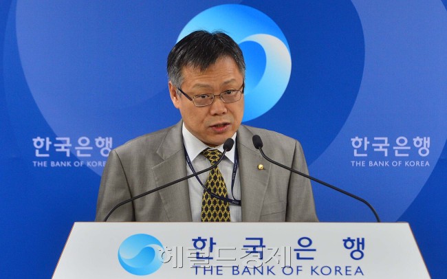28일 한국은행 기자실에서 한국은행 경제통계국 금융통계부 조용승부장이 2013년 2월 국제수지를 발표하고 있다.<br />이상섭 기자. babtong@heraldcorp.com 2013.03.28
지난달 우리나라의 경상수지가 27억1000만달러 흑자를 기록했다. 13개월 연속 흑자 행진이다. 조용승 한국은행 금융통계부장이 28일 서울 남대문로3가 한국은행 본관에서 ‘2013년 2월 국제수지(잠정)’에 대해 설명하고 있다.  이상섭 기자/babtong@heraldcorp.com