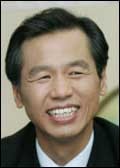최문순(광역단체장/정당인)
강원도는 28일 오후 도청 신관소회의실에서 최문순<사진> 강원도지사와 보건·의료 분야 도내 기관, 기업, 협회 대표들이 참석한 가운데 ‘강원도 보건·의료 협력단’ 구성 합의서에 서명한다고 밝혔다.