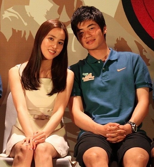 한혜진(좌측부터/탤런트/영화배우),기성용(축구선수/스완지시티AFC)
배우 한혜진(32)과 축구선수 기성용(24)이 연예계와 스포츠계를 아우르는 ‘초특급 커플’로 등장하자, 두 사람의 과거 대화도 주목받고 있다.