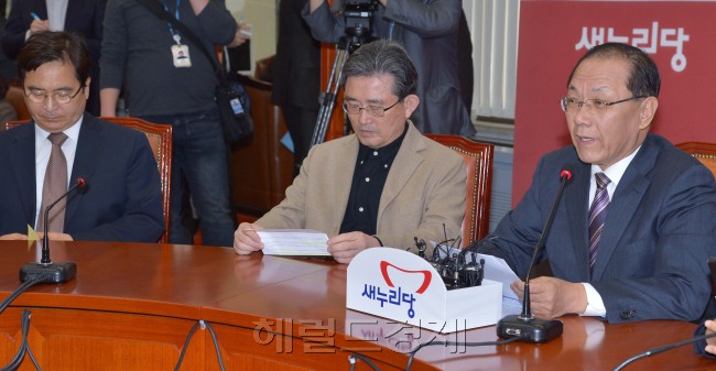 황우여(오른쪽) 새누리당 대표가 28일 국회에서 열린 최고위원회의에서 모두발언을 하고 있다.박현구 기자phko@heraldcorp.com 2013.03.28