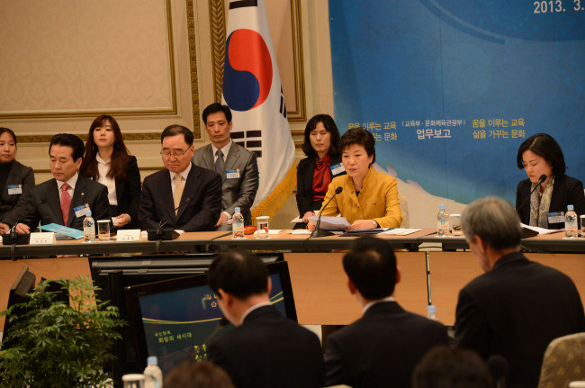 28일 청와대 영빈관에서 열린 2013년도 교육부.문화체육관광부 업무보고에서 박근혜 대통령이 모두발언을 하고 있다.<br />정희조 기자/checho@heraldcorp.com 130328
28일 청와대 영빈관에서 열린 2013년도 교육부.문화체육관광부 업무보고에서 박근혜 대통령이 모두발언을 하고 있다.
정희조 기자/checho@heraldcorp.com 130328
28일 청와대 영빈관에서 열린 2013년도 교육부ㆍ문화체육관광부 업무보고에서 박근혜 대통령이 모두발언을 하고 있다. 이날 업무보고에서는 공교육 정상화를 통한 사교육비 부담 완화와 능력중심 사회기반 구축을 위한 다양한 로드맵이 제시됐다. 정희조 기자/checho@heraldcorp.com