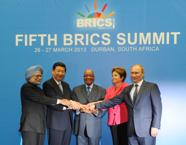 BRICS leaders (from left) Indian Prime Minister Manmohan Singh, Chinese President Xi Jinping, South African President Jacob Zuma, Brazil’s President Dilma Rousseff and Russian President Vladimir Putin pose for a group picture during the BRICS 2013 Summit in Durban, South Africa, Wednesday.   AP-Yonhap News
