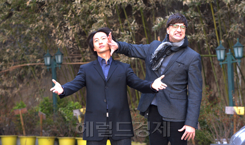 마이클리(좌측부터/MichaelLee/뮤지컬배우),브래드리틀(BradLittle/뮤지컬배우)
뮤지컬 ‘오페라의 유령’으로 지난겨울부터 올봄까지 한껏 뜨거웠던 무대를 만든 ‘팬텀’ 브래드 리틀(49)이 지난 24일 공연을 마지막으로 다음 번 무대를 기약했다. 팬들도 아쉽겠지만 누구보다 아쉬운 건 정작 그런 팬들을 뒤로해야 하는 팬텀이 아니었을까.
