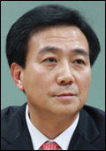 박병엽(기업인/교수/팬택계열)
감자를 통해 외부자금을 끌어들여 재무구조를 개선하겠다는 팬택의 계획이 주주총회에서 통과했다. 박병엽 팬택 부회장은 이를 발판으로 앞으로 외부 투자금 유치에 발벗고 나서 2000억원을 투자금으로 확보하겠다고 밝혔다.