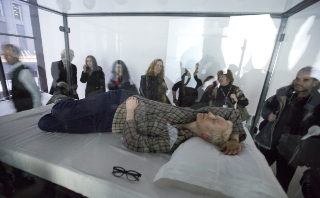 Actress Tilda Swinton performs the art of sleeping in her one-person piece called “The Maybe,” in New York’s Museum of Modern Art on Monday.   AP-Yonhap News