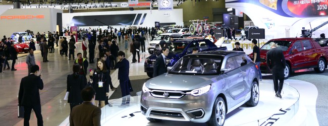 Auto industry officials and journalists browse through the Seoul Motor Show venue at KINTEX in the northwestern outskirts of Seoul during a press day event on Thursday, a day before the 10-day trade exhibition kicks off under the theme “With Nature, for the People.” Some 331 automakers and parts makers, including 103 foreign firms from 13 countries, are participating in the biennial show this year.   Park Hae-mook/The Korea Herald
