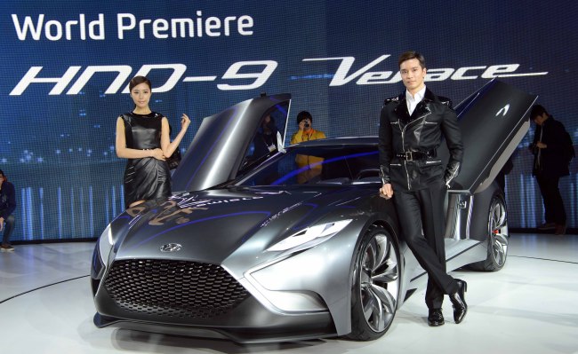 Hyundai Motor uncovers its luxury sports coupe concept vehicle HND-9 at the Seoul Motor Show press day Thursday.   Park Hae-mook/The Korea Herald