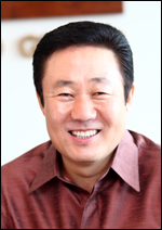 오세영(기업인/코라오그룹)
코라오홀딩스가 신차 판매 확대, 픽업트럭시장 진출 등으로 2018년 매출 1조원을 달성하겠다는 목표를 제시했다.
