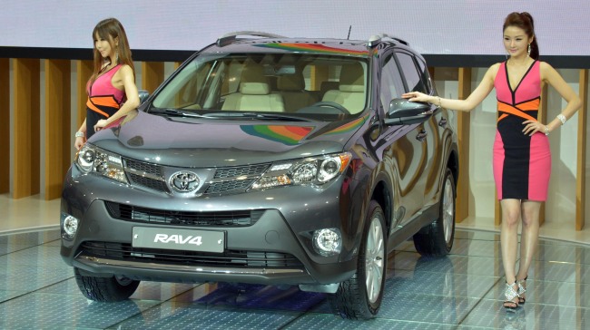 한국도요타는 28일 일산 킨텍스에서 열린 2013 서울모터쇼 프레스데이 행사에서 신형 RAV4를 선보이고 있다. 6단 시퀸셜 자동 트랜스미션이 장착된 4세대 RAV4는 다양한 파워트레인 테크놀러지를 적용하고 다이나믹 토크 컨트롤 AWD의 SPORT MODE 같은 새로운 테크놀러지와 서스펜션을 향상시켰다.<br />김명섭 기자 msiron@heraldcorp.com
한국도요타는 28일 일산 킨텍스에서 열린 2013 서울모터쇼 프레스데이 행사에서 신형 RAV4를 선보이고 있다. 6단 시퀸셜 자동 트랜스미션이 장착된 4세대 RAV4는 다양한 파워트레인 테크놀러지를 적용하고 다이나믹 토크 컨트롤 AWD의 SPORT MODE 같은 새로운 테크놀러지와 서스펜션을 향상시켰다.
김명섭 기자 msiron@heraldcorp.com