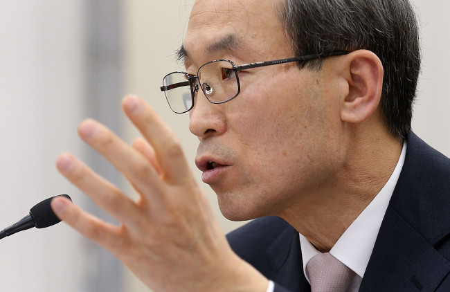 윤성규(정무직공무원/전교수/환경부)
Former President Lee Myung-bak’s much-hyped green growth policy has been criticized for a lack of shared goals, priorities and effective government leadership, often leading to conflict over matters ranging from emission cuts, to carbon trade and water management.