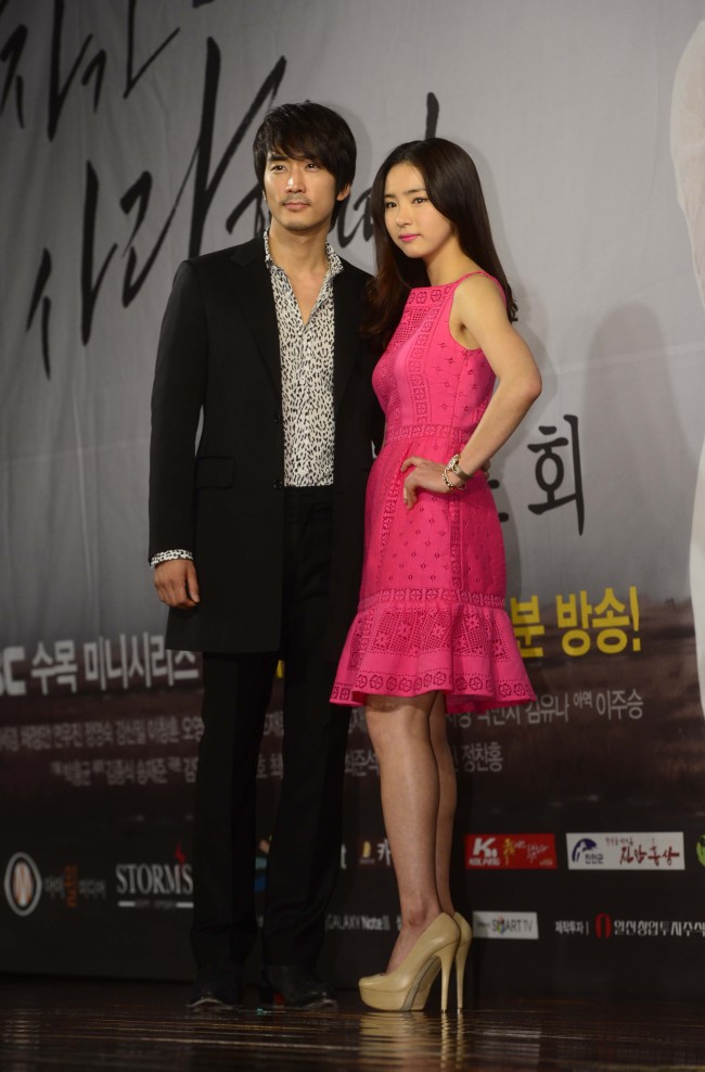 “A Man in Love” (working title) stars Song Seung-heon (left) and Shin Se-gyeong attend the drama’s press conference in Yeouido, Seoul, Wednesday.   Park Hae-mook/The Korea Herald