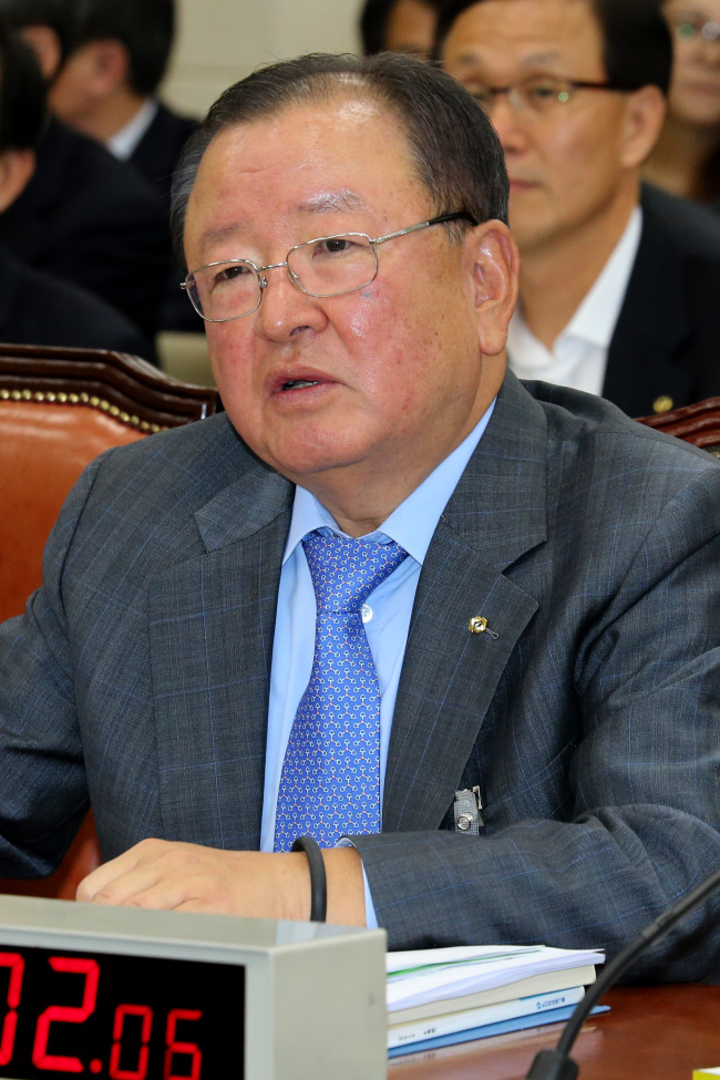 강만수(금융인/정무직공무원/산은금융그룹/한국산업은행)
Kang Man-soo, who tendered his resignation as chairman of the state-owned KDB Financial Group on Thursday, was a close confidant of former President Lee Myung-bak.