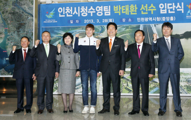 박태환(수영선수/인천광역시청)
Korean swimming star Park Tae-hwan (center), 24, who won an Olympic gold medal in 2008, takes part in a ceremony after joining the Incheon City Hall swim team on Thursday.   Yonhap News