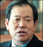 이지송(공기업인/한국토지주택공사)
이명박 정부에서 임명된 공공기관장 사임이 줄을 잇는 가운데 최대 공기업 LH(한국토지주택공사) 이지송 사장도 28일 사의를 표명했다. 이 사장은 전날 서승환 국토교통부 장관과 간담회 석상에서 사의를 표명한 뒤 이날 사표를 제출한 것으로 전해졌다.