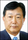 최한영(기업인/현대자동차)
28일 경기도 고양시 킨텍스(KINTEX)에서 열린 2013 서울 모터쇼 현대차 상용차 전시장에서 만난 최한영 상용사업 담당 부회장은 어느 때 보다 자신감이 넘쳤다. 현대차 대형 트럭 트라고가 7년만에 새로워진 ‘트라고 엑시언트’로 돌아왔기 때문이다. 트라고 엑시언트의 글로벌 첫 공개 현장을 보기 위해 무려 30여개국에서 100여명의 바이어도 참석했다.