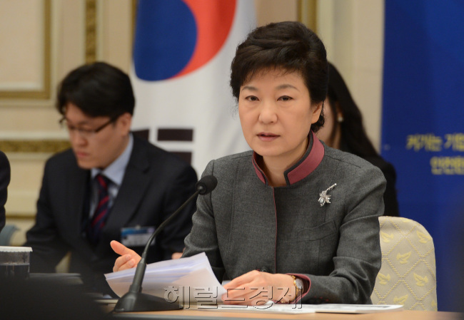박근혜(대통령)
취임 한달을 넘어선 박근혜 대통령의 청와대 생활은 오전 9시 출근, 오후 6시 칼퇴근 원칙이 지켜지고 있는 것으로 알려졌다.