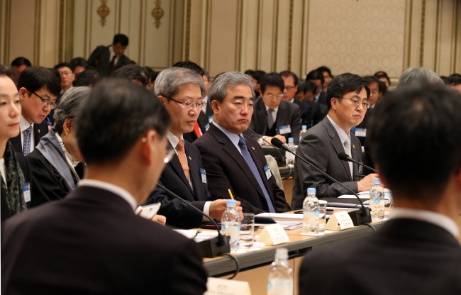 유진룡(정무직공무원/전교수)
Culture Minister Yoo Jin-ryong (second from right) listens to President Park Geun-hye’s speech during a joint policy briefing by education and culture ministries at Cheong Wa Dae on Thursday.   Yonhap News