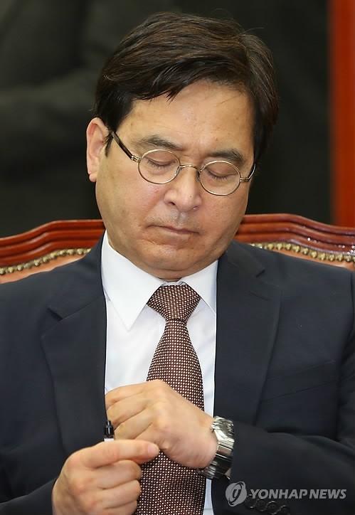 심재철(국회의원)
국회 본회의장에서 스마트폰으로 여성누드사진을 보는 장면이 카메라에 포착돼 물의를 빚었던 새누리당 심재철의원의 결국 국회윤리특위에서 사임했다.