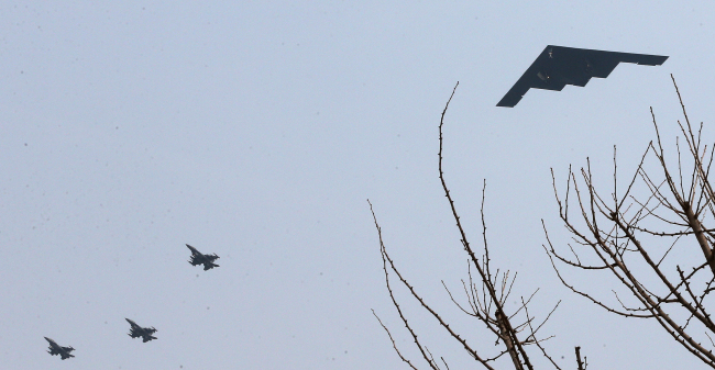 <YONHAP PHOTO-1373> B-2 한반도 출격 (평택=연합뉴스) 신영근 기자 = 미군의 스텔스 전략폭격기인 B-2(스피릿)가 28일 오후 평택 오산미공군기지 상공을 저공비행하고 있다. 군 소식통은 미 본토에서 출격한 스텔스 폭격기 B-2가 이날 국내의 한 사격장에 세워진 가상의 목표물을 타격하는 훈련을 했다고 밝혔다. 2013.3.28 drops@yna.co.kr http://blog.yonhapnews.co.kr/geenang/2013-03-28 14:36:57/ <저작권자 ⓒ 1980-2013 ㈜연합뉴스. 무단 전재 재배포 금지.>
