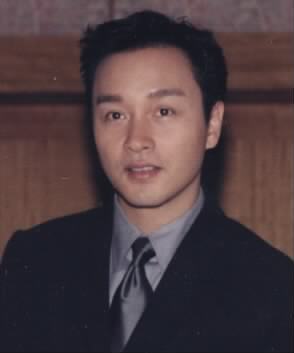 장국영(장궈룽/LeslieCheung/영화배우/가수)
잠시 후 만나자던 장궈룽(張國榮·장국영, 1956~2003)은 영원히 오지 않았고, 이 말은 그가 남긴 마지막이자 가장 비극적인 만우절 거짓말이 됐다. 최근 중국 언론이 보도한 생전 장궈룽과 매니저와의 마지막 통화 내용이다.