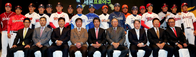 <YONHAP PHOTO-1886> 사진촬영하는 프로야구 감독과 주요선수들 (서울=연합뉴스) 최재구 기자 = 25일 서울 건국대학교에서 열린 2013 프로야구 미디어데이 행사에서 한국 프로야구 9개구단의 감독과 주요 선수들이 사진촬영을 위해 포즈를 취하고 있다. 2013.3.25 jjaeck9@yna.co.kr/2013-03-25 15:45:26/ <저작권자 ⓒ 1980-2013 ㈜연합뉴스. 무단 전재 재배포 금지.>
<YONHAP PHOTO-1886> 사진촬영하는 프로야구 감독과 주요선수들 (서울=연합뉴스) 최재구 기자 = 25일 서울 건국대학교에서 열린 2013 프로야구 미디어데이 행사에서 한국 프로야구 9개구단의 감독과 주요 선수들이 사진촬영을 위해 포즈를 취하고 있다. 2013.3.25 jjaeck9@yna.co.kr/2013-03-25 15:45:26/ <저작권자 ⓒ 1980-2013 ㈜연합뉴스. 무단 전재 재배포 금지.>
<YONHAP PHOTO-1886> 사진촬영하는 프로야구 감독과 주요선수들 (서울=연합뉴스) 최재구 기자 = 25일 서울 건국대학교에서 열린 2013 프로야구 미디어데이 행사에서 한국 프로야구 9개구단의 감독과 주요 선수들이 사진촬영을 위해 포즈를 취하고 있다. 2013.3.25 jjaeck9@yna.co.kr/2013-03-25 15:45:26/ <저작권자 ⓒ 1980-2013 ㈜연합뉴스. 무단 전재 재배포 금지.>