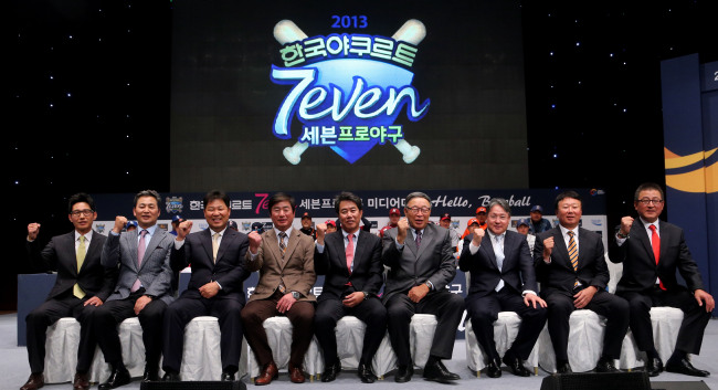 <YONHAP PHOTO-1887> 우리가 한국프로야구 감독들! (서울=연합뉴스) 최재구 기자 = 25일 서울 건국대학교에서 열린 2013 프로야구 미디어데이 행사에서 한국 프로야구 9개구단의 감독들이 사진촬영을 위해 파이팅을 외치고 있다. 2013.3.25 jjaeck9@yna.co.kr/2013-03-25 15:46:34/ <저작권자 ⓒ 1980-2013 ㈜연합뉴스. 무단 전재 재배포 금지.>
<YONHAP PHOTO-1887> 우리가 한국프로야구 감독들! (서울=연합뉴스) 최재구 기자 = 25일 서울 건국대학교에서 열린 2013 프로야구 미디어데이 행사에서 한국 프로야구 9개구단의 감독들이 사진촬영을 위해 파이팅을 외치고 있다. 2013.3.25 jjaeck9@yna.co.kr/2013-03-25 15:46:34/ <저작권자 ⓒ 1980-2013 ㈜연합뉴스. 무단 전재 재배포 금지.>
<YONHAP PHOTO-1887> 우리가 한국프로야구 감독들! (서울=연합뉴스) 최재구 기자 = 25일 서울 건국대학교에서 열린 2013 프로야구 미디어데이 행사에서 한국 프로야구 9개구단의 감독들이 사진촬영을 위해 파이팅을 외치고 있다. 2013.3.25 jjaeck9@yna.co.kr/2013-03-25 15:46:34/ <저작권자 ⓒ 1980-2013 ㈜연합뉴스. 무단 전재 재배포 금지.>