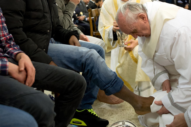 Pope Francis washes the foot of an inmate at the juvenile detention center of Casal del Marmo, Rome, Thursday.   AP-Yonhap News