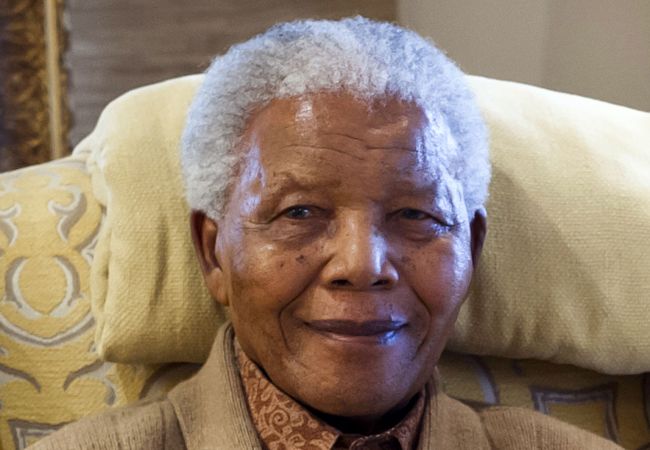 <YONHAP PHOTO-0064> Former South African President Nelson Mandela is pictured during a visit by former US president on July 17, 2012 at his home in Qunu, Eastern Cape, on the eve of his 94th birthday. Nelson Mandela has been readmitted to hospital with a recurrent lung infection, the presidency said on March 28, 2013 urging people to pray for the frail anti-apartheid hero. he 94-year-old, who has had several recent health scares, was hospitalised "due to the recurrence of his lung infection" just before midnight on Wednesday, President Jacob Zuma's office said in a statement. ..= RESTRICTED TO EDITORIAL USE - MANDATORY CREDIT "AFP PHOTO - CLINTON FOUNDATION / BARBARA KINNEY"- NO MARKETING NO ADVERTISING CAMPAIGNS - DISTRIBUTED AS A SERVICE TO CLIENTS =../2013-03-29 01:31:34/ <저작권자 ⓒ 1980-2013 ㈜연합뉴스. 무단 전재 재배포 금지.>
Nelson Mandela   AFP-Yonhap News