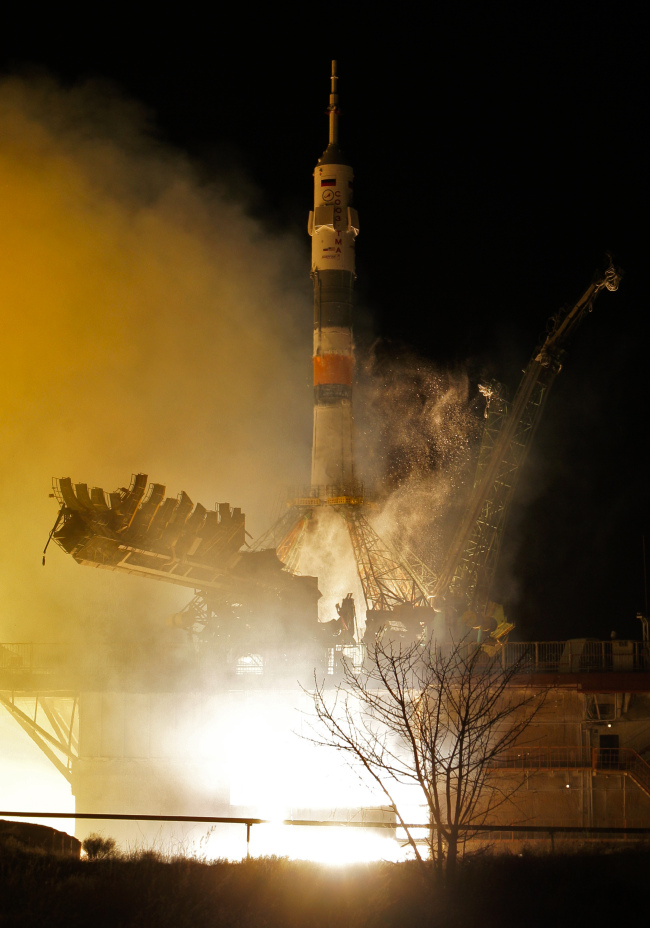 The Soyuz-TMA-08M rocket carrying a new crew to the International Space Station blasts off at the Russian-leased Baikonur cosmodrome, Kazakhstan, Friday.   AP-Yonhap News