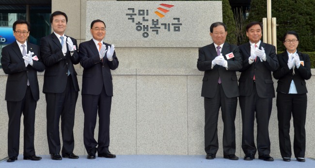 Prime Minister Chung Hong-won (third from left) attends the opening ceremony for a launch of the National Happiness Fund at the Korea Asset Management office in Seoul on Friday. From left are FSS Gov. Choi Soo-hyun, FSC chairman Shin Je-yoon and fund chief Bahk Byong-won.   Kim Myung-sub/The Korea Herald