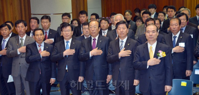수협중앙회 창립 51주년 기념식 29일 서울 송파구 수협중앙회에서 열려 이종구회장과 수협발전유공 수상자들이 국민의례를 하고 있다.<br />김명섭 기자 msiron@heraldcorp.com
수협중앙회 창립 51주년 기념식 29일 서울 송파구 수협중앙회에서 열려 이종구회장과 수협발전유공 수상자들이 국민의례를 하고 있다.
김명섭 기자 msiron@heraldcorp.com