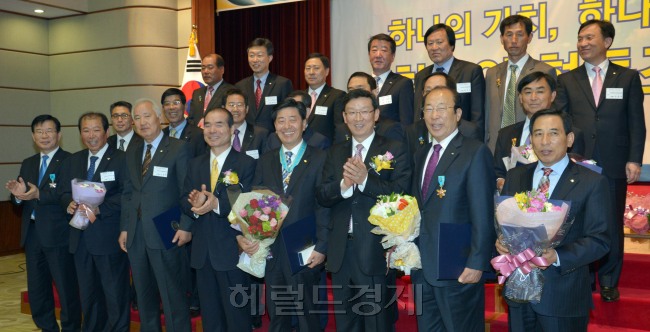 수협중앙회 창립 51주년 기념식 29일 서울 송파구 수협중앙회에서 열려 이종구회장과 수협발전유공 수상자들이 기념촬영을 하고 있다.<br />김명섭 기자 msiron@heraldcorp.com
수협중앙회 창립 51주년 기념식 29일 서울 송파구 수협중앙회에서 열려 이종구회장과 수협발전유공 수상자들이 기념촬영을 하고 있다.
김명섭 기자 msiron@heraldcorp.com