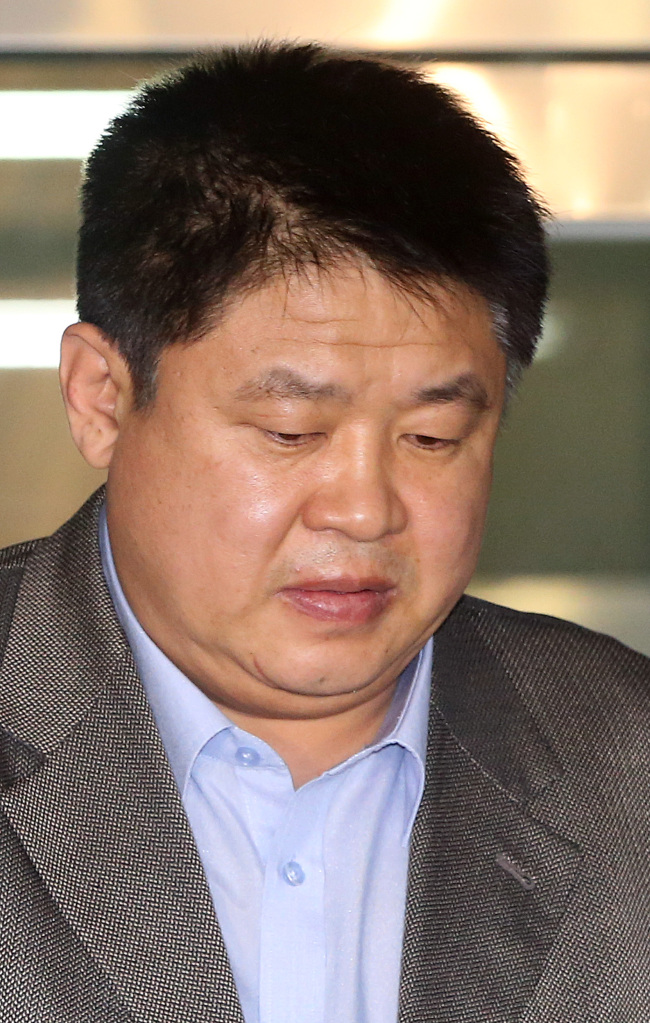 강동희(전농구감독/전농구코치)
프로농구 강동희 전 감독 및 브로커가 돈을 받고 승부조작을 한 혐의로 재판에 넘겨졌다.