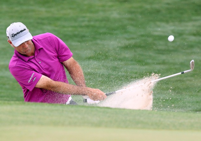 Stewart Cink takes a shot out of a sand trap on Saturday.   AP-Yonhap News