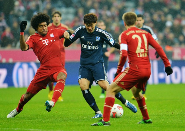 Hamburg’s Son Heung-min (center) looks to get around Bayern Munich defenders on Saturday.   AP-Yonhap News