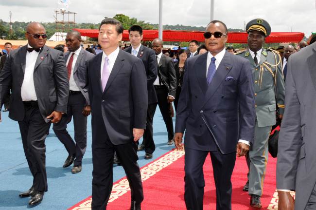China’s President Xi Jinping and Congo’s President Denis Sassou Nguesso arrive for the inauguration of a Chinese-built hospital in Mfilou, a neighborhood west of Brazzaville, Saturday.   AFP-Yonhap News