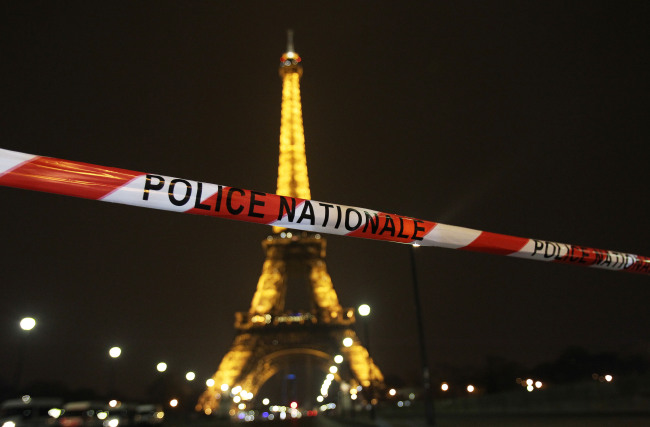 <YONHAP PHOTO-0315> (130330) -- PARIS, March 30, 2013 (Xinhua) -- A police cordon is set near the Eiffel Tower in Paris on March 30, 2013. Local police evacuated around 1,500 people from Paris' icon tower, La Tour Eiffel, on Saturday evening after receiving an anonymous call of bomb attempt from a phone booth near a suburb of Paris. (Xinhua/Gao Jing)/2013-03-31 08:35:50/ <저작권자 ⓒ 1980-2013 ㈜연합뉴스. 무단 전재 재배포 금지.>
A police cordon is set near the Eiffel Tower in Paris on Saturday.   Xinhua-Yonhap News
